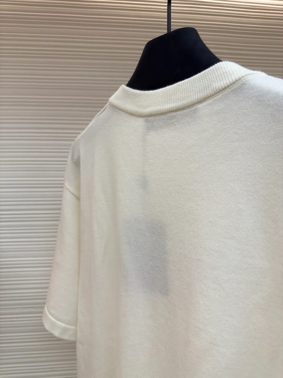 LOUIS VUITTON beaded woolen short sleeves with decorative details ●Authentic product: Purchased and developed by 14599 ●Item number: 1680201-B05 ●Material: plain cotton fabric ●Technology: woolen fabric ●Version: fitted version ●Weight: about 350 grams ●Size: The plaid embroidery pays homage to Yingze swimming pool tiles, and the handwritten LV beads embellish the chest. The overall wiring is straight and delicate, the fabric is comfortable and soft, and the color is consistent without color difference. It can be matched with the same style to create a fashionable look and control various occasions. Customized accessories, complete with three standards, same style for men and women!